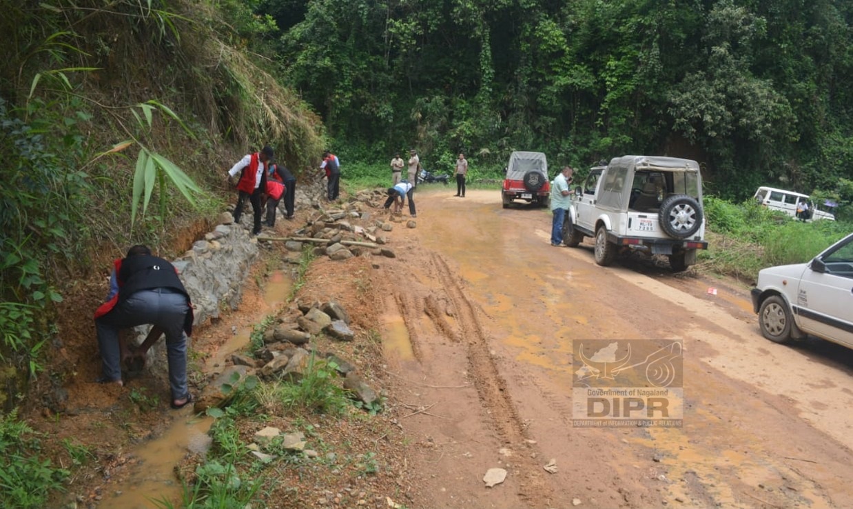 District Administration Mon, along with Police Department Mon, removed structures along the proposed Mon-Avankhu 2 Lane Road in the Tapi Area