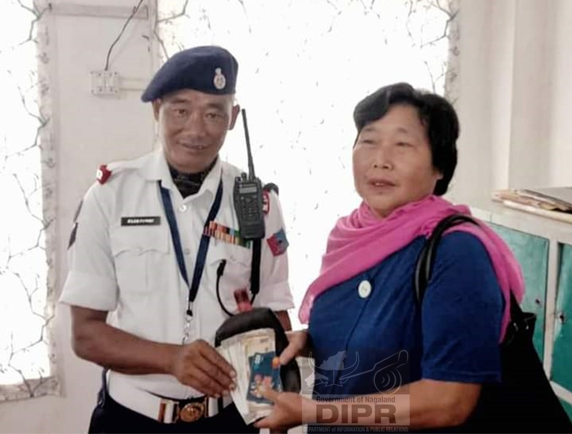 Mokokchung Traffic Policeman, Kikumsungba Ao found a purse