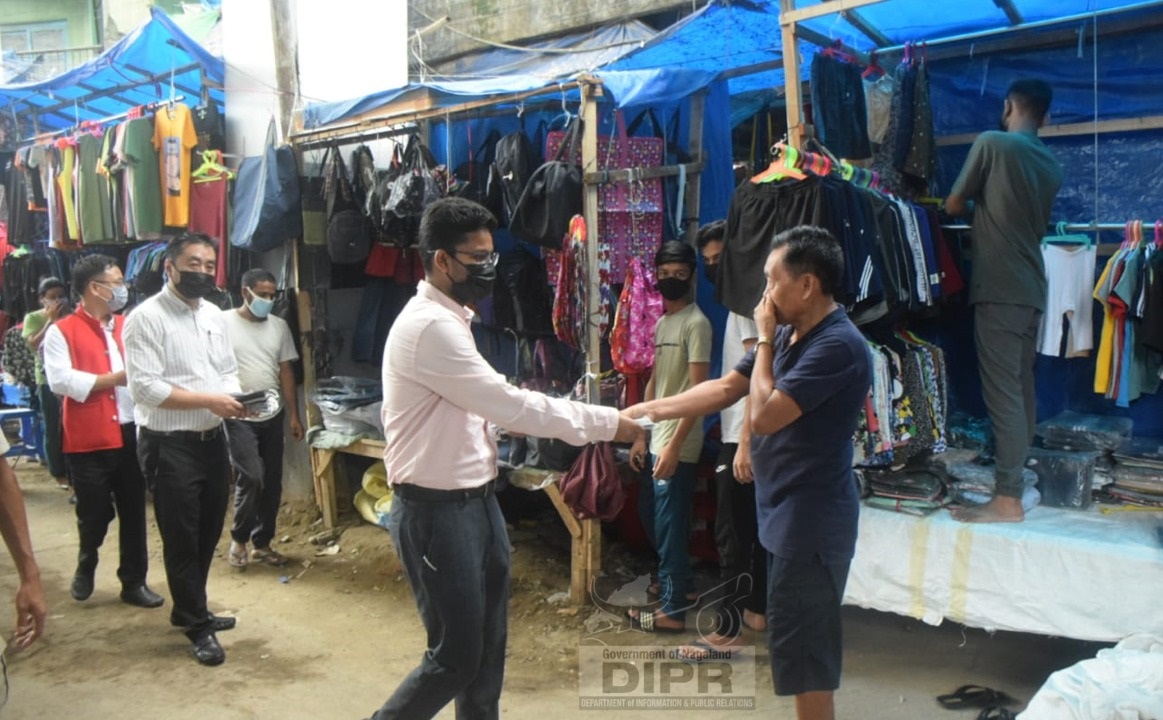DC DIMAPUR DISTRIBUTES MASKS/CREATES AWARENESS