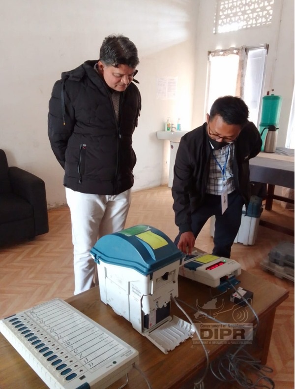 Assistant Programmer demonstrating EVM at Noklak