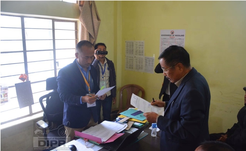 E.E Pangteang file nomination from Mon