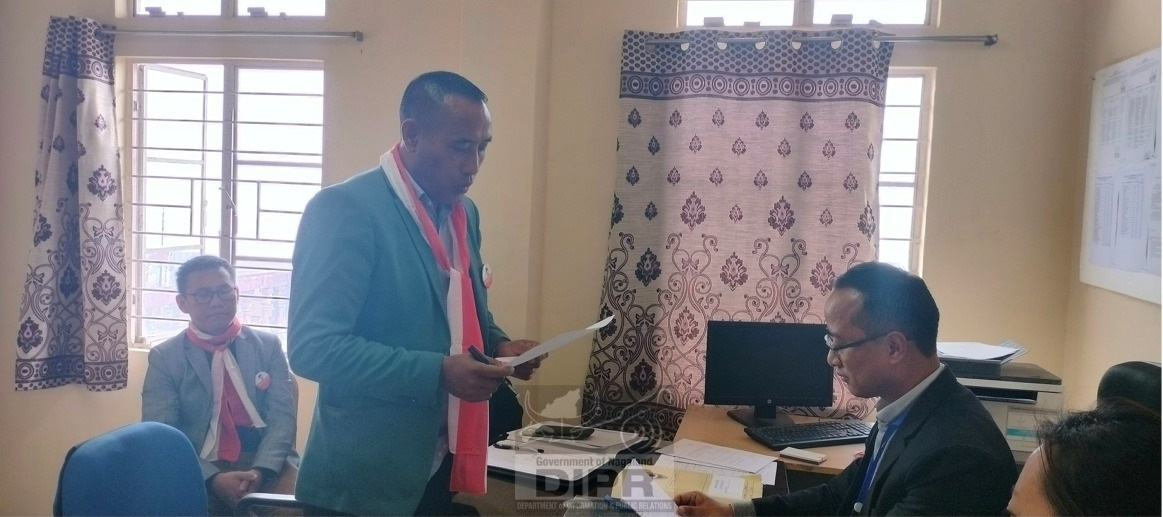 Medo Yhokha filling his nomination at Jakhama